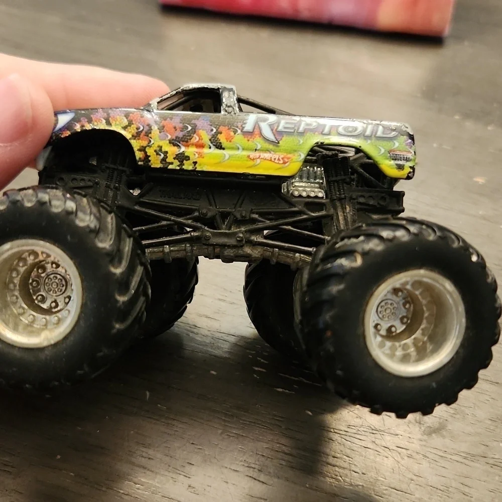 Hotwheels Reptoid 4x4 truck has paint chips flaws metal body